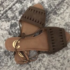 Charming Charlie Women’s sandals Sz 8!